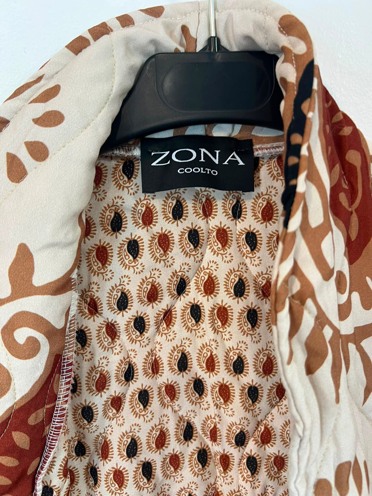 ZONA COOLTO. Chaleco acolchado estampado