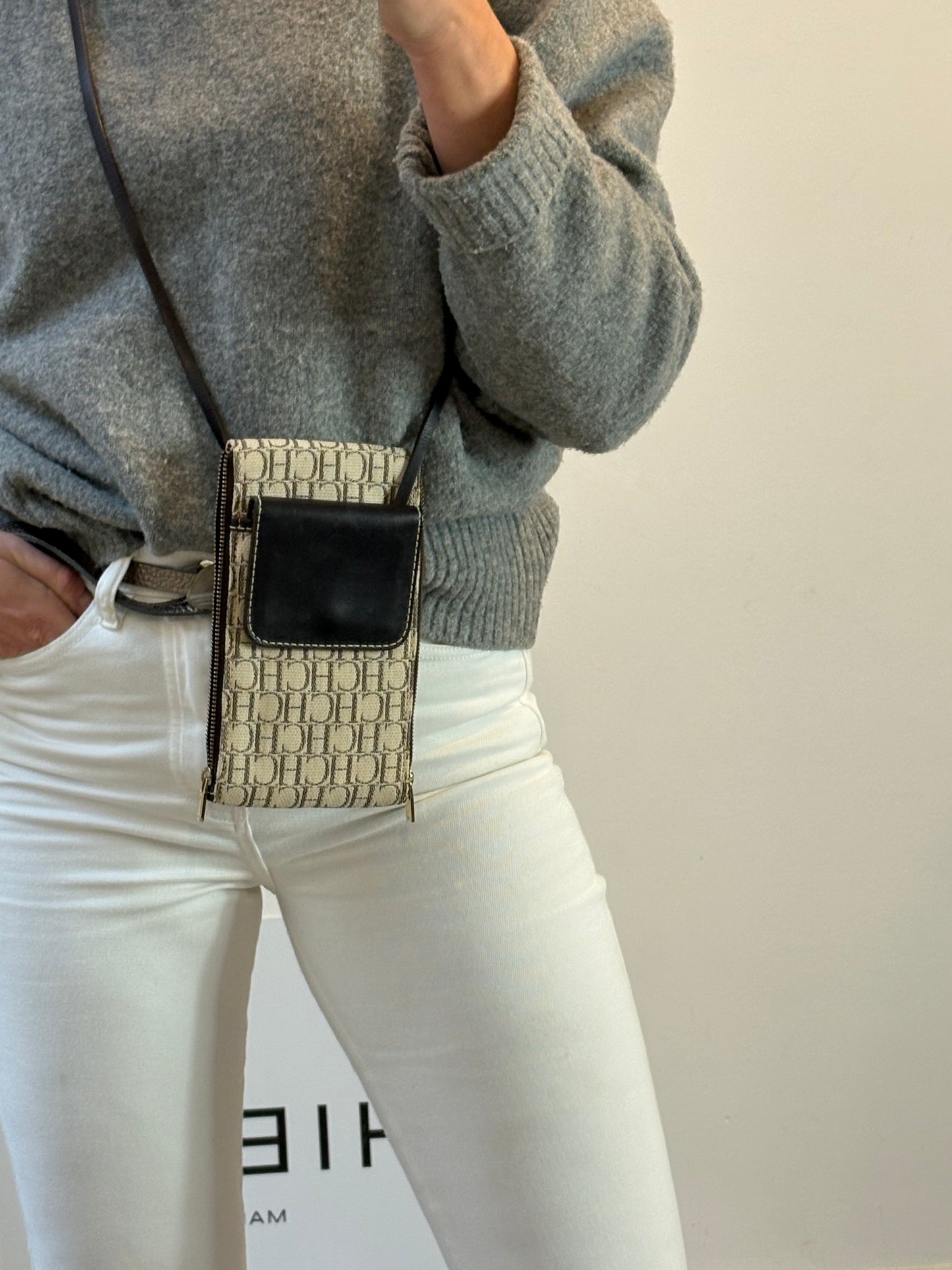 CAROLINA HERRERA. Bolso bandolera anagrama