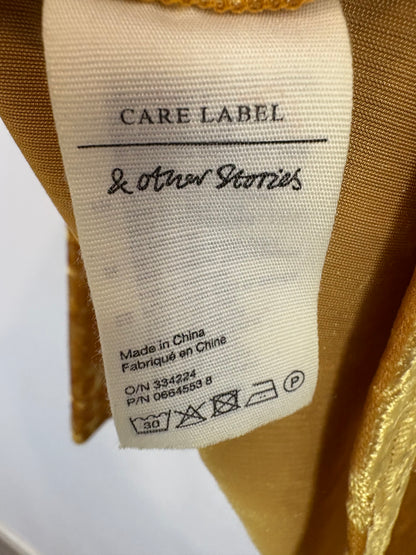 &OTHER STORIES. Top terciopelo mostaza T.36