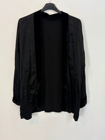 OTRAS. kimono negro detalles terciopelo