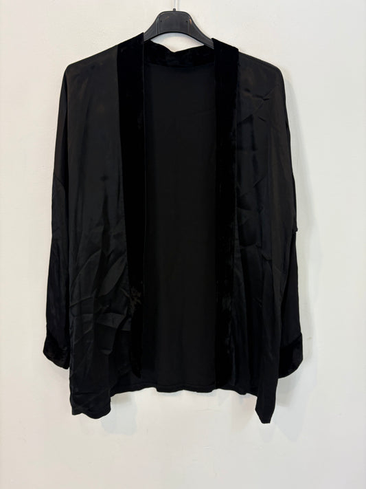 OTRAS. kimono negro detalles terciopelo