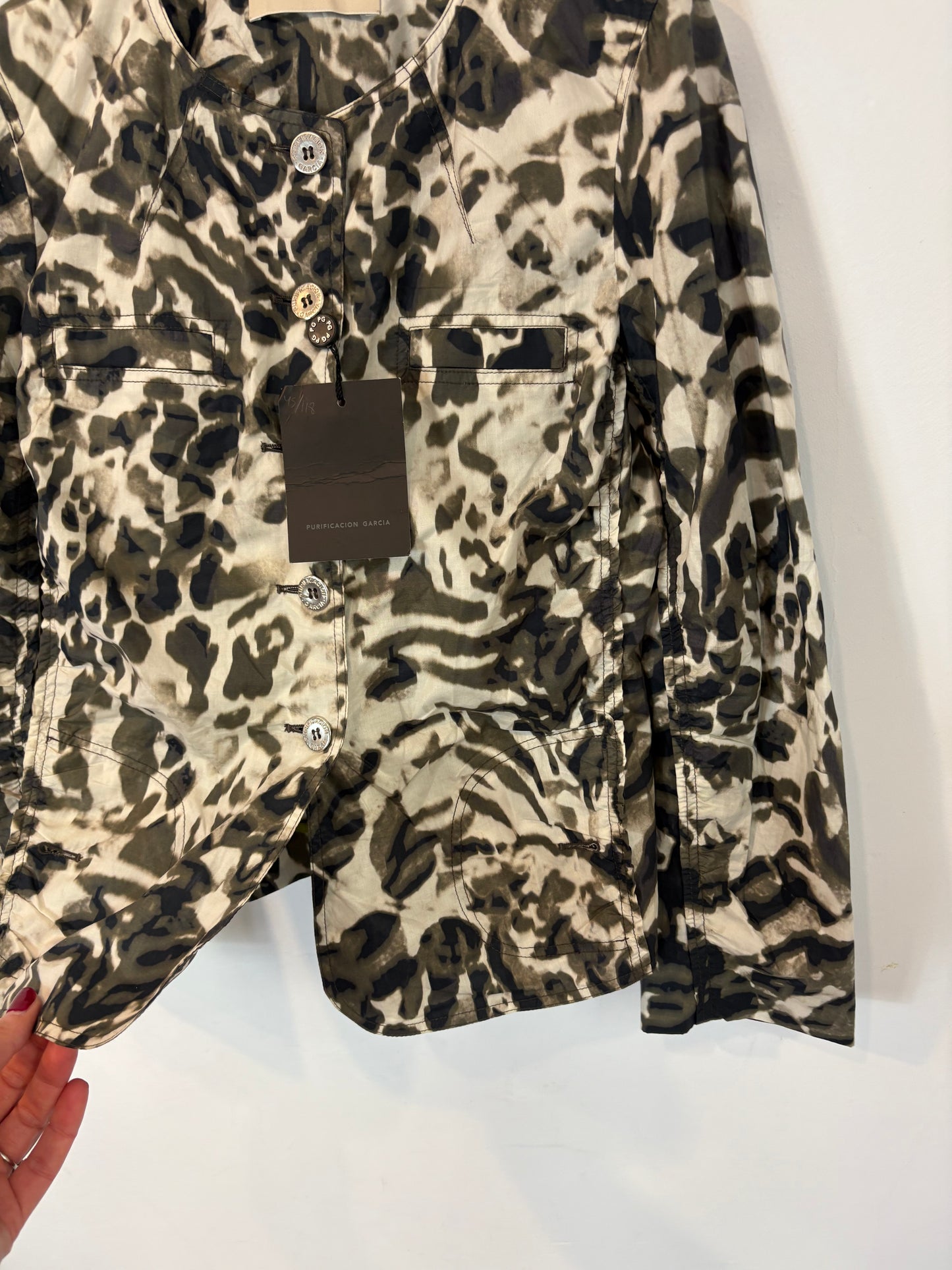 PURIFICACIÓN GARCIA. Chaqueta corta textura animal print