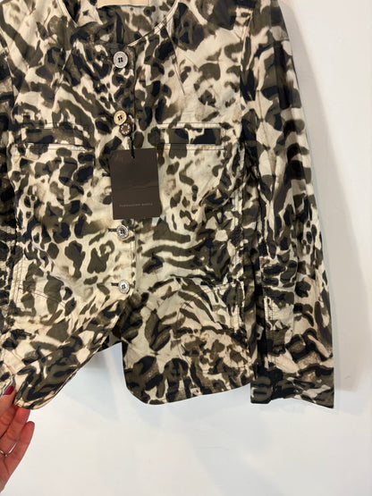 PURIFICACIÓN GARCIA. Chaqueta corta textura animal print