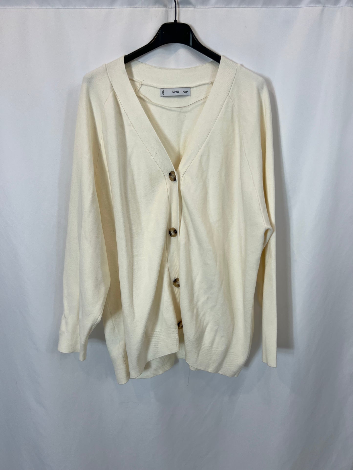 MANGO. Cárdigan color crudo detalle botones. T M