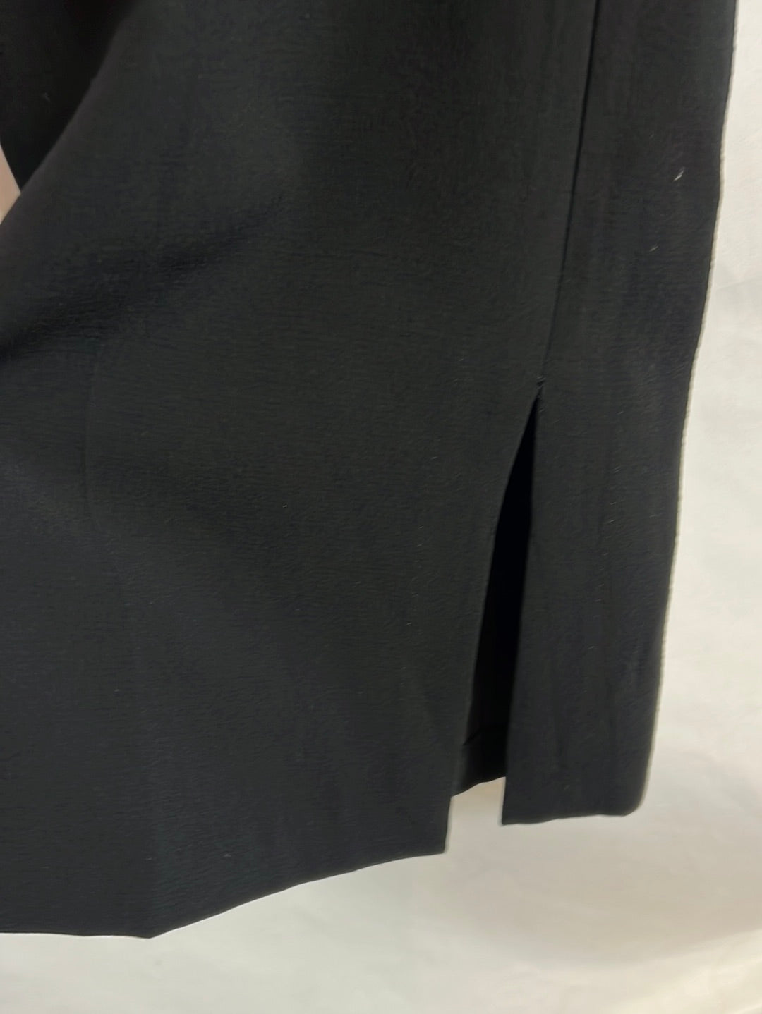 MANGO. Pantalones a negro pata ancha aperturas. T 40