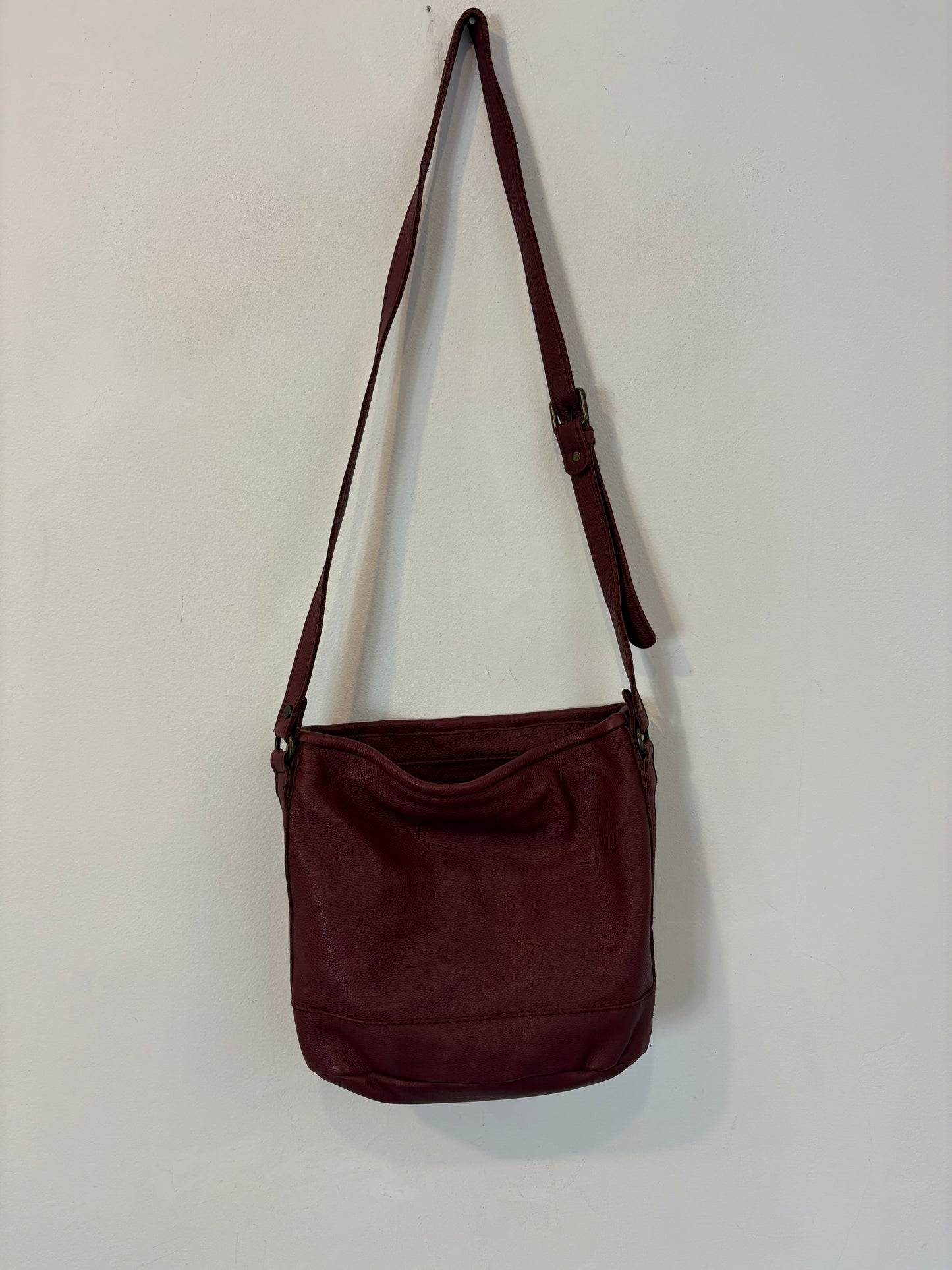 MICUIR. Bolso piel trenzada burdeos