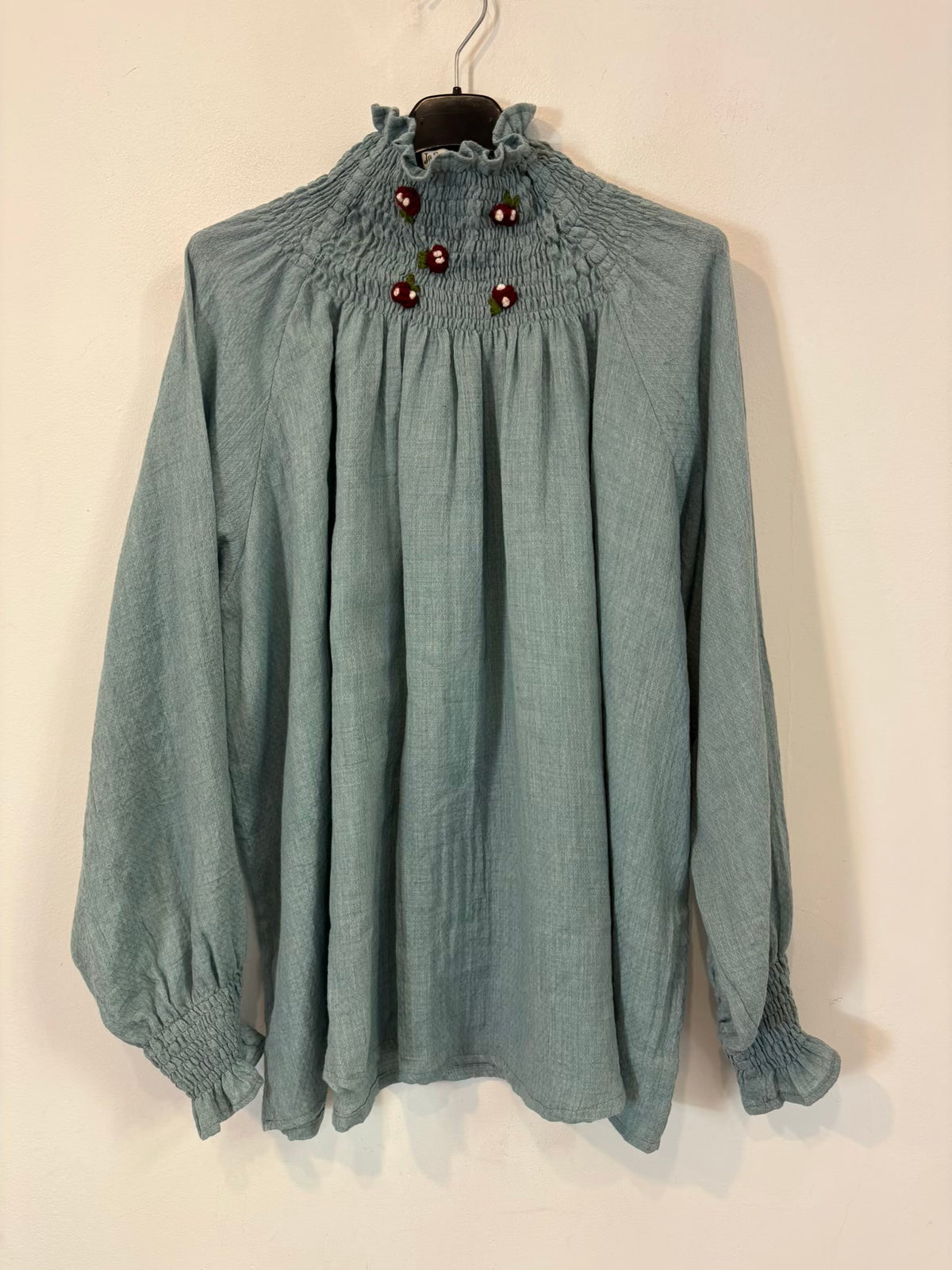 JO SEPHINE. Blusa azul fluida detalle cuello 💕