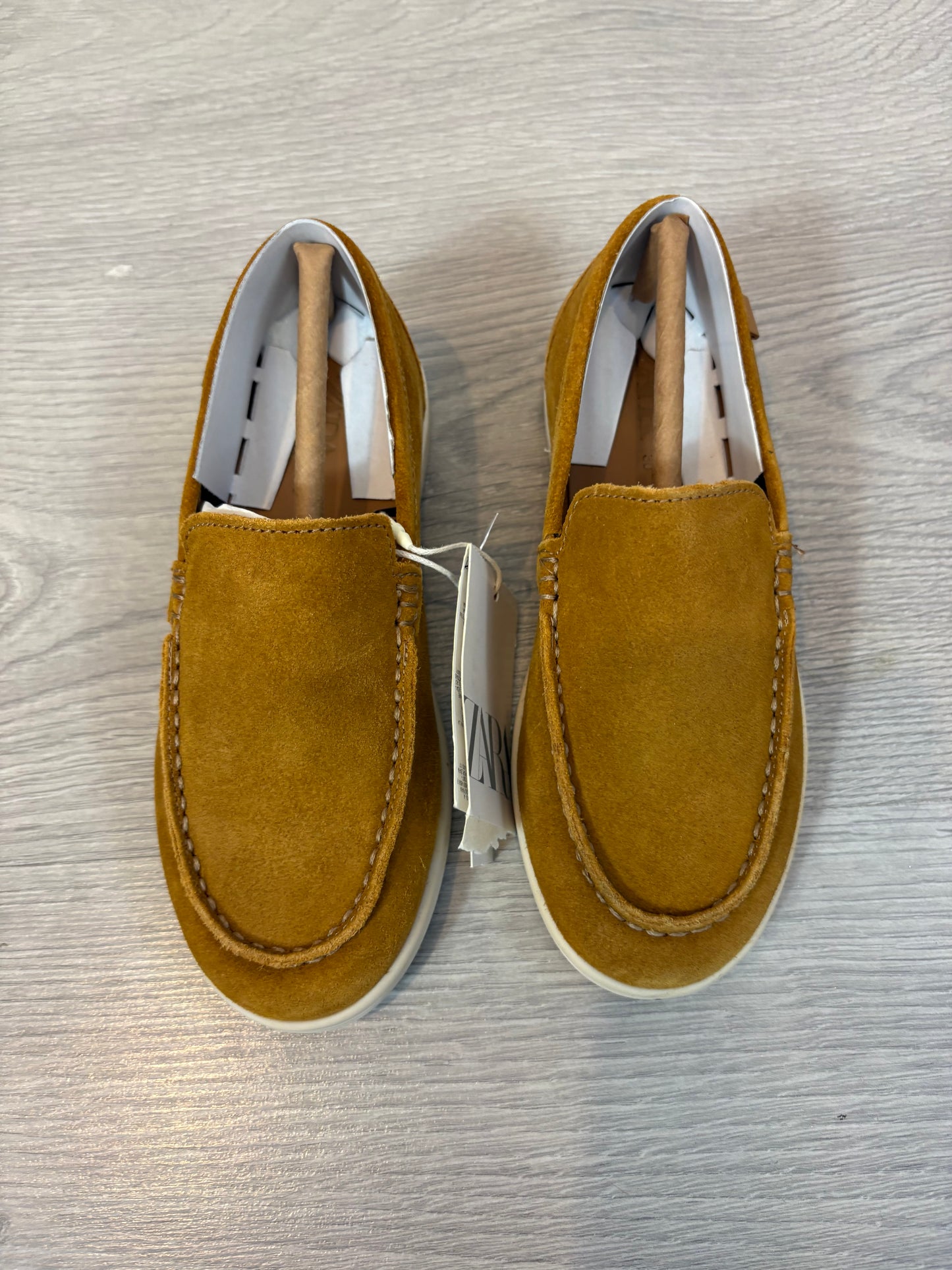 ZARA. Mocasines piel camel. T 30