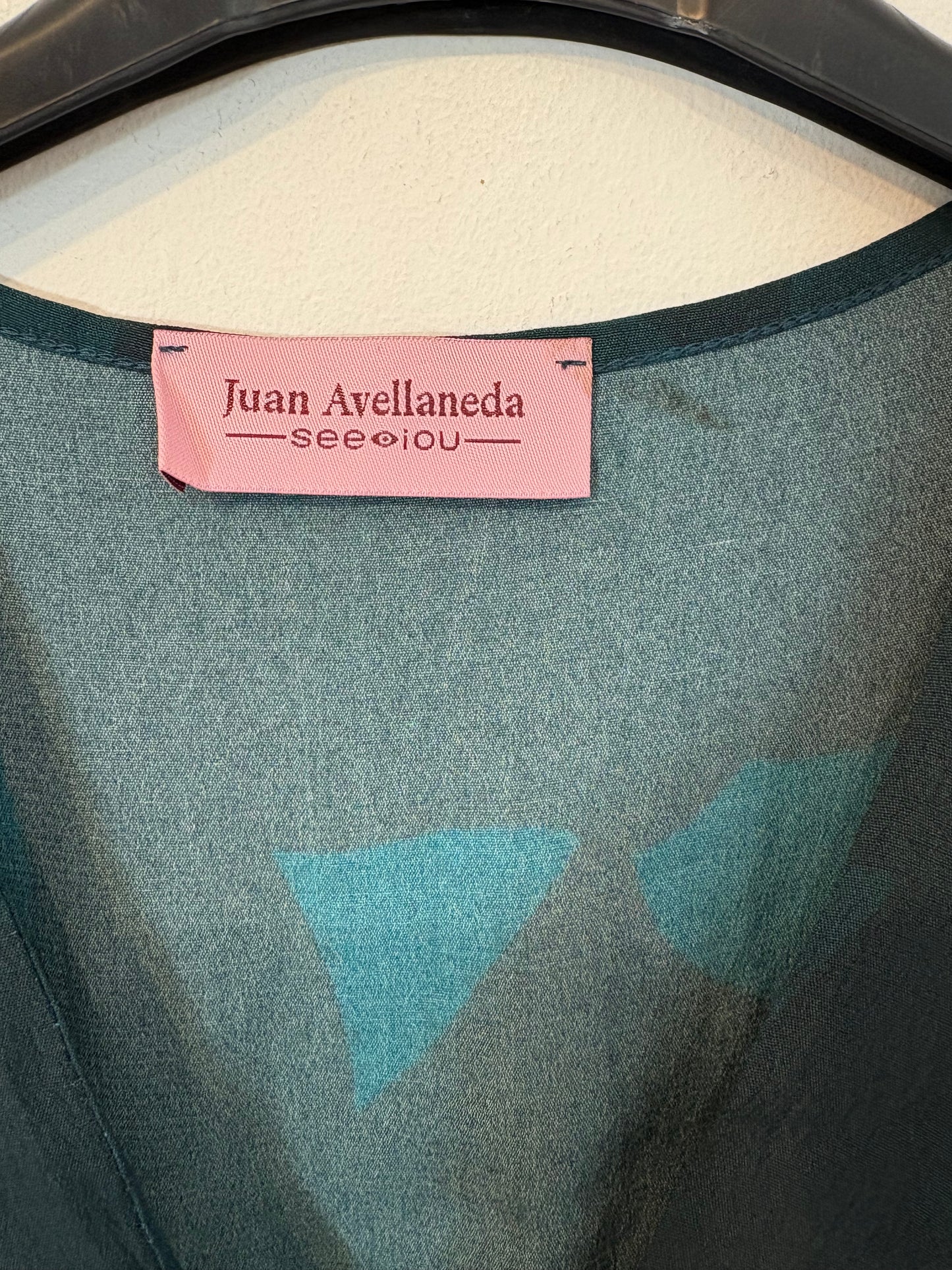 JUAN AVELLANEDA. Vestido largo verde estampado