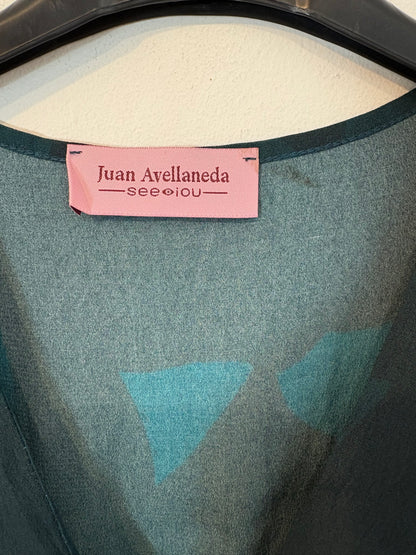 JUAN AVELLANEDA. Vestido largo verde estampado