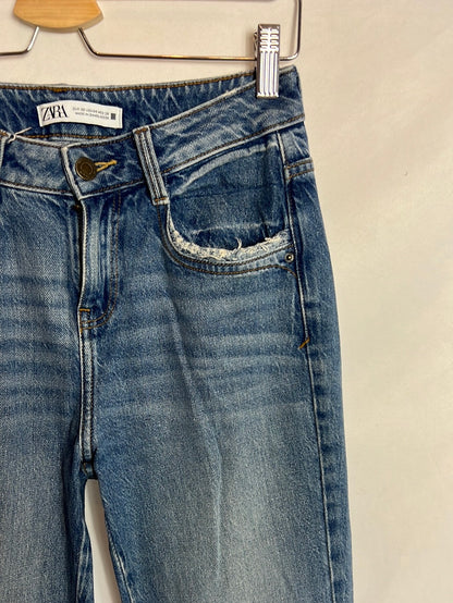 ZARA. Denim acampanado lavado medio. T 36
