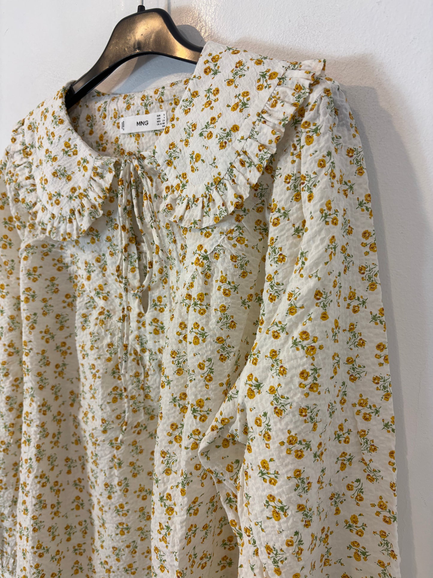 MANGO. Blusa flores mini textura