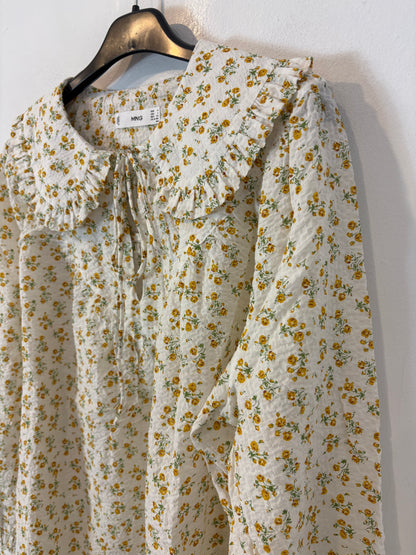 MANGO. Blusa flores mini textura