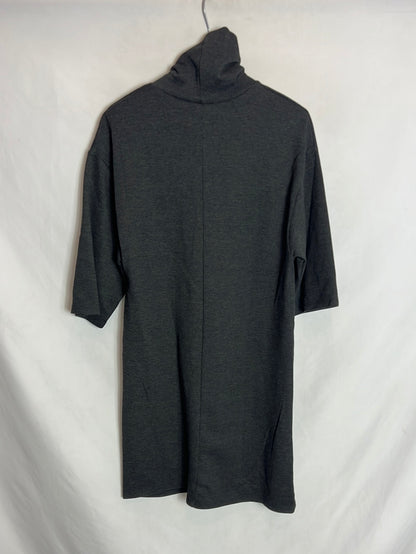 ZARA. Vestido corto gris cuello alto. T S