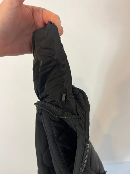 ZARA. plumas negro sin mangas T.s