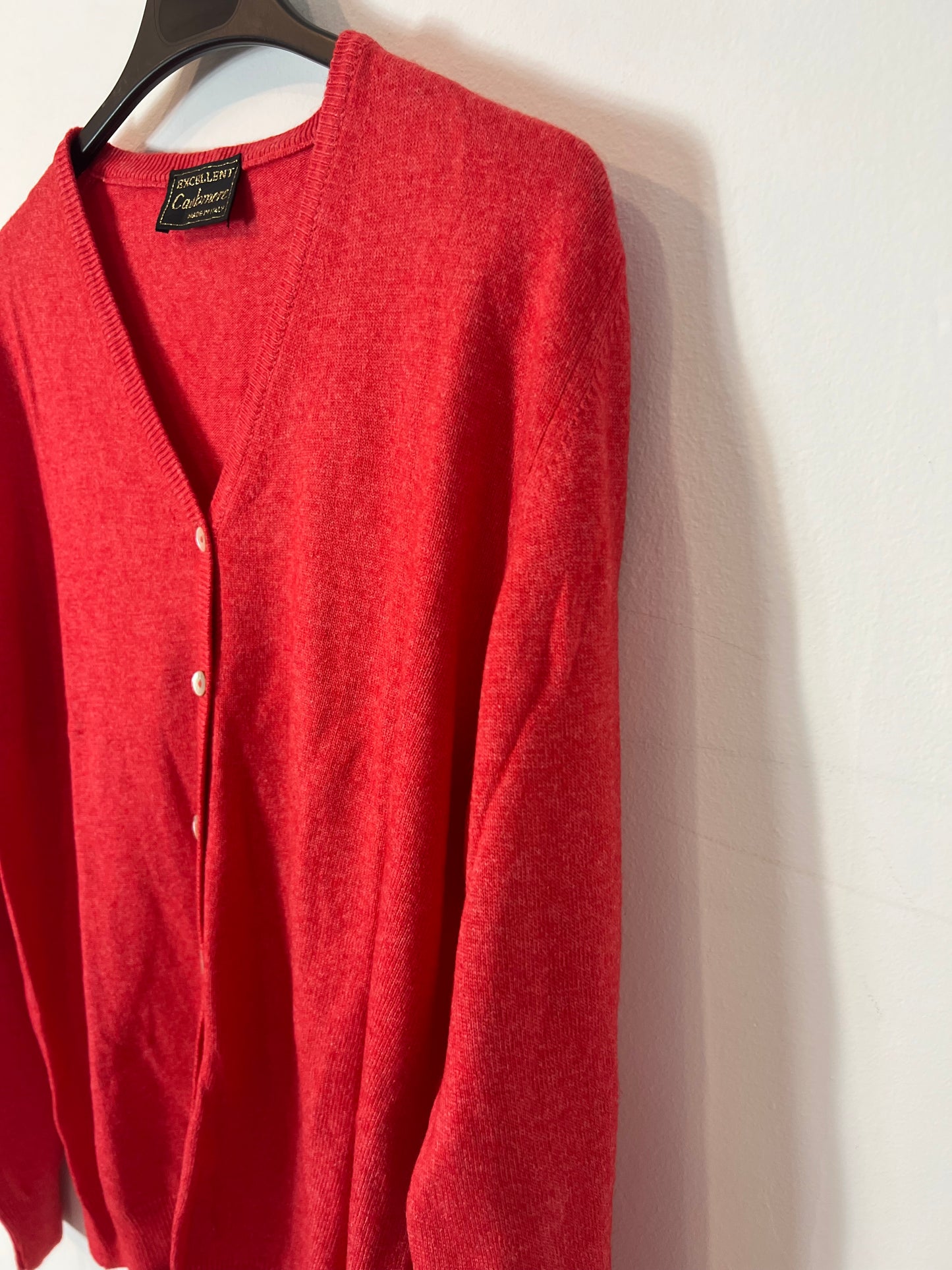 EXCELLENT CASHMERE. Red cashmere button-down jacket. TS