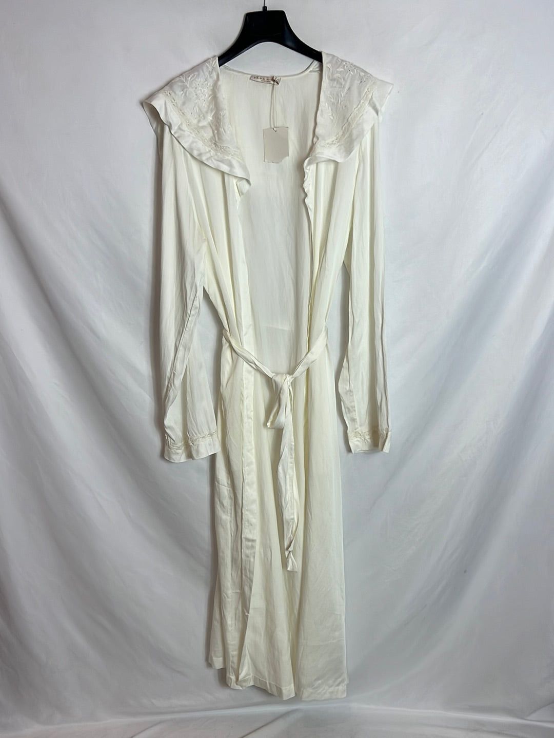 ZARA HOME. Bata blanca bordada T.l