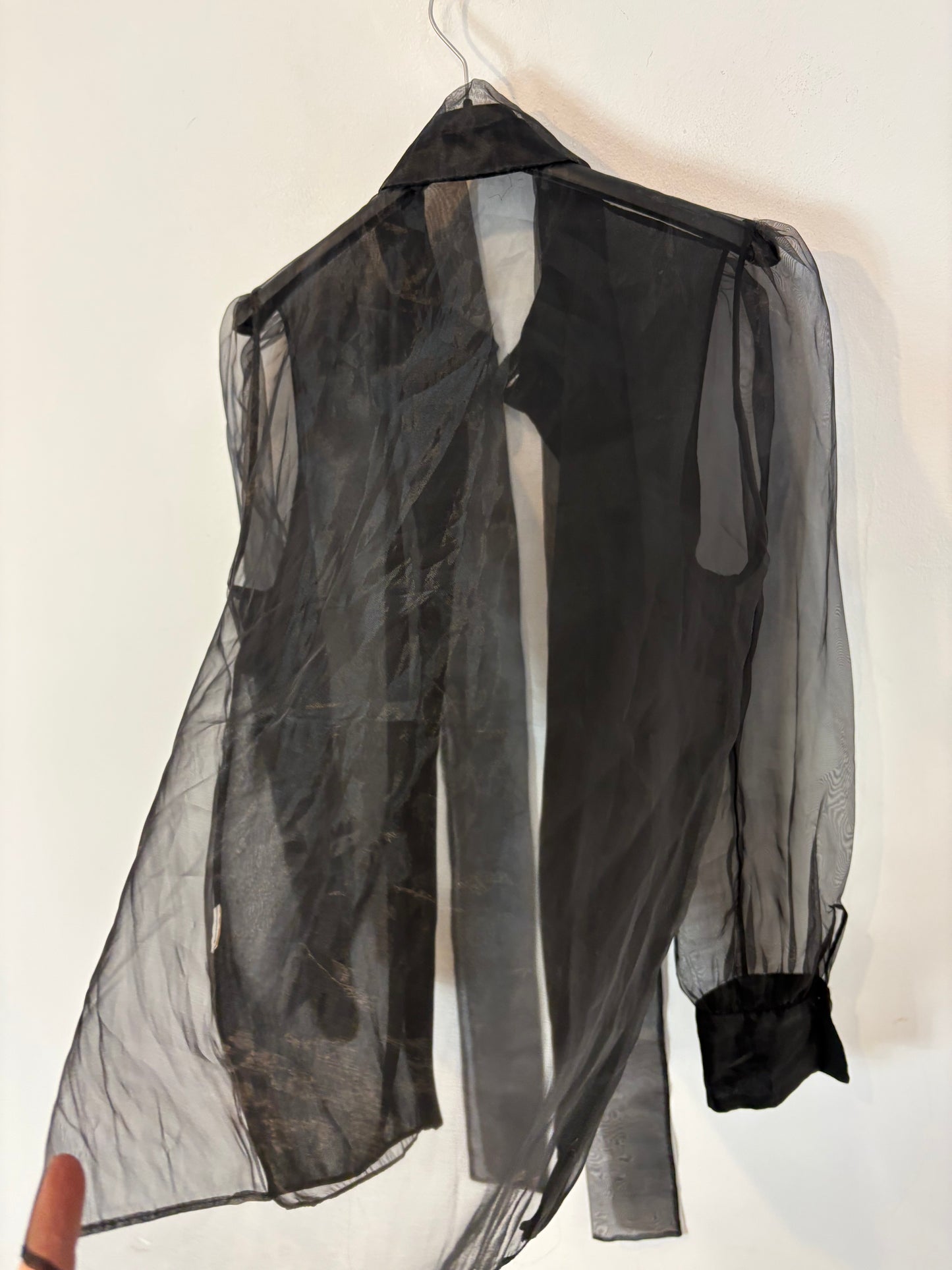 ZARA. Blusa negra organza