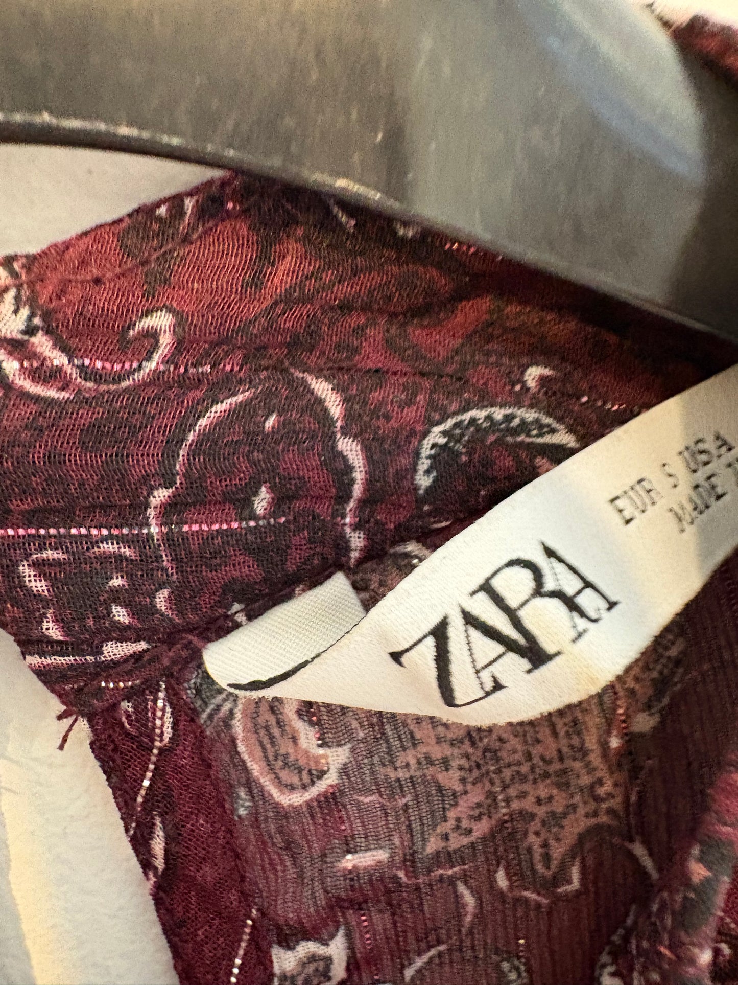 ZARA. Blusa textura tonos burdeos