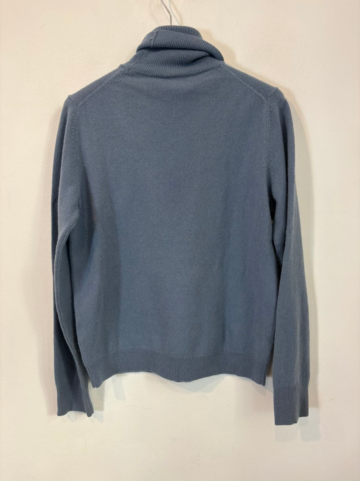 UNIQLO. Jersey cashmere azul cuello alto