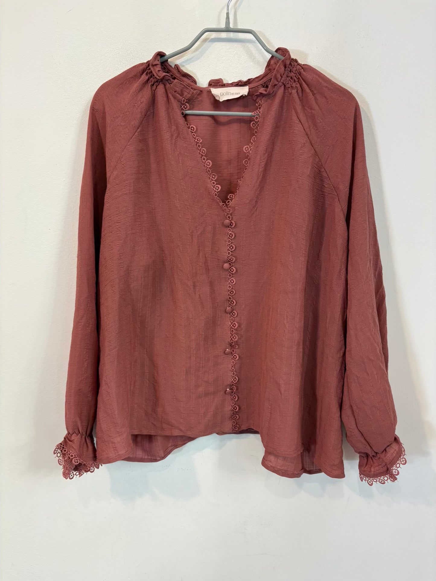POLÍN ET MOI. Blusa fluida rosa oscuro detalles