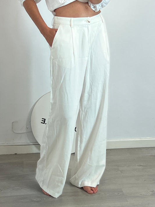 STRADIVARIUS. Flowy white wide-leg trousers. Size 42