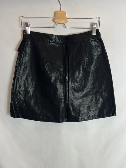ZARA. Falda corta negra efecto piel. T s