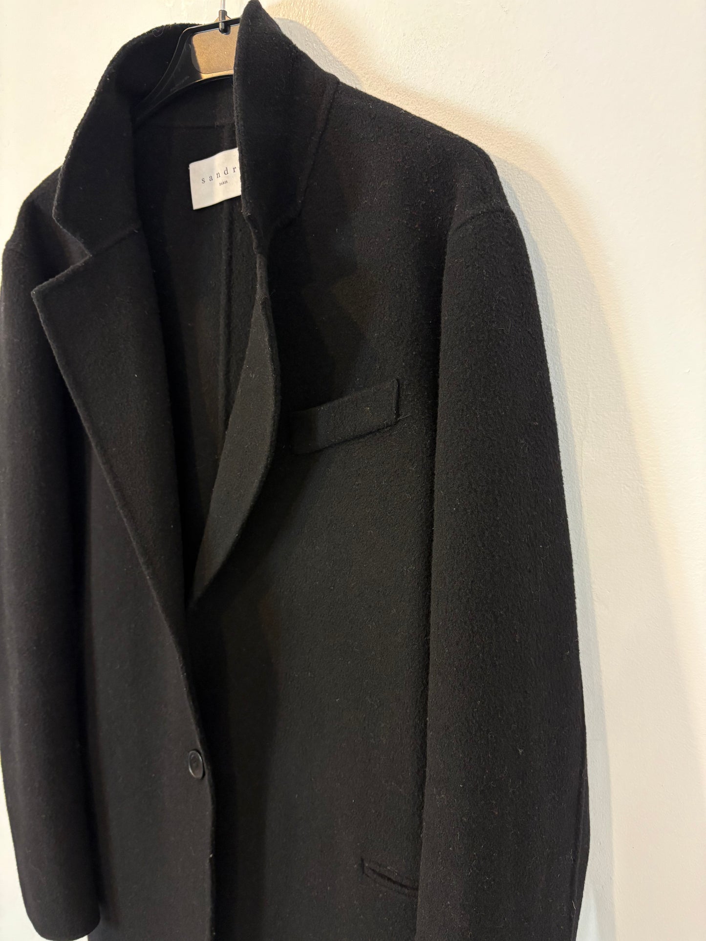SANDRO. Abrigo negro lana