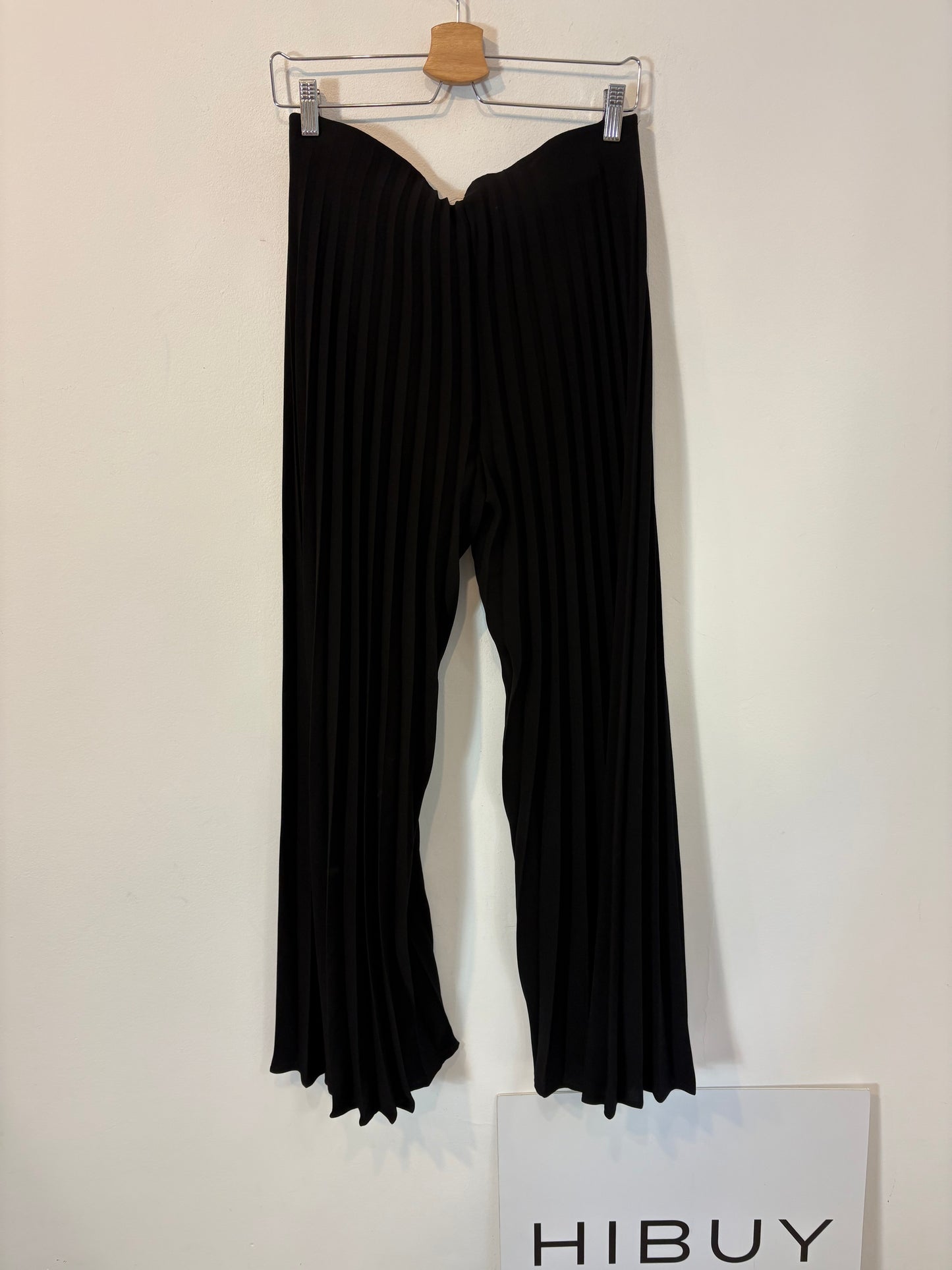 ZARA. Pantalón plisado negro fluido