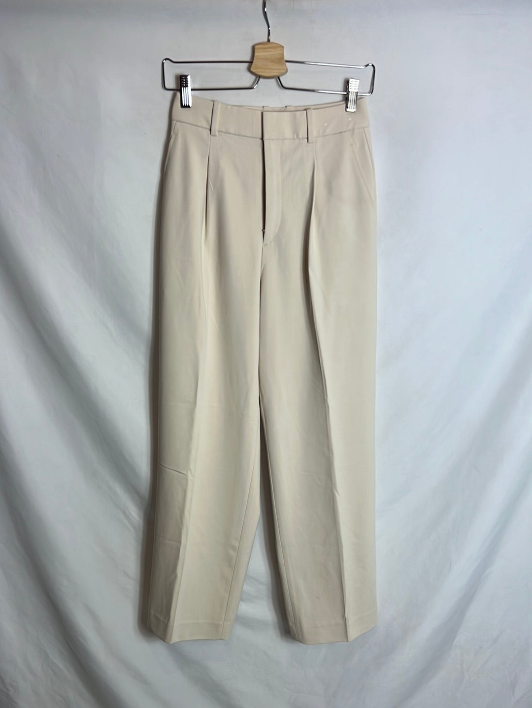 UNIQLO. Pantalón beige pinzas. T XS