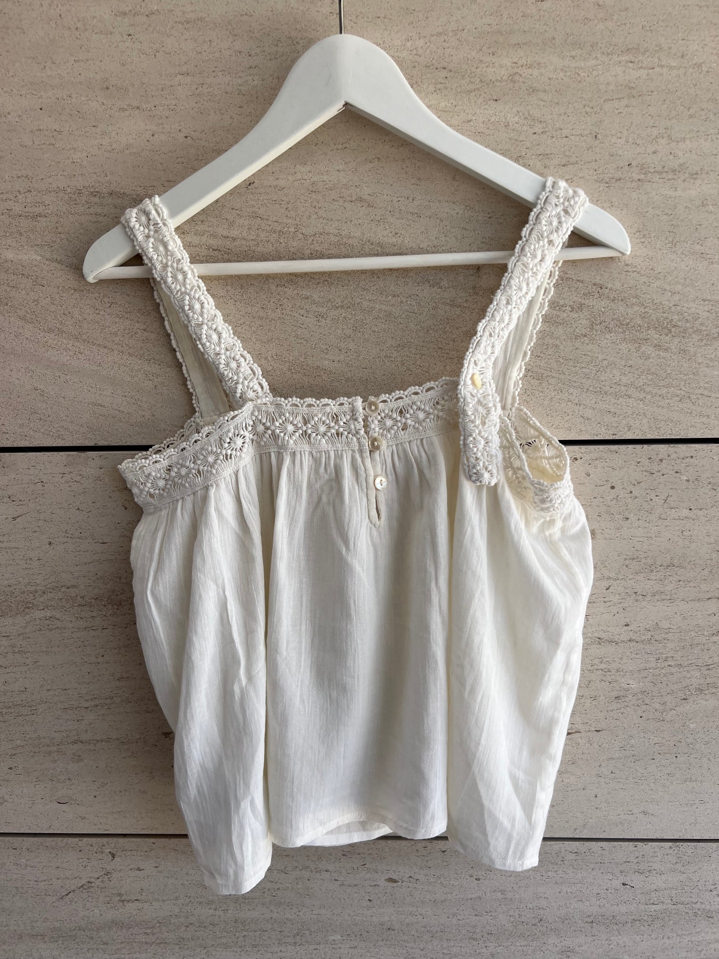 LOUISE MISHA. Top beige detalles croché T.36