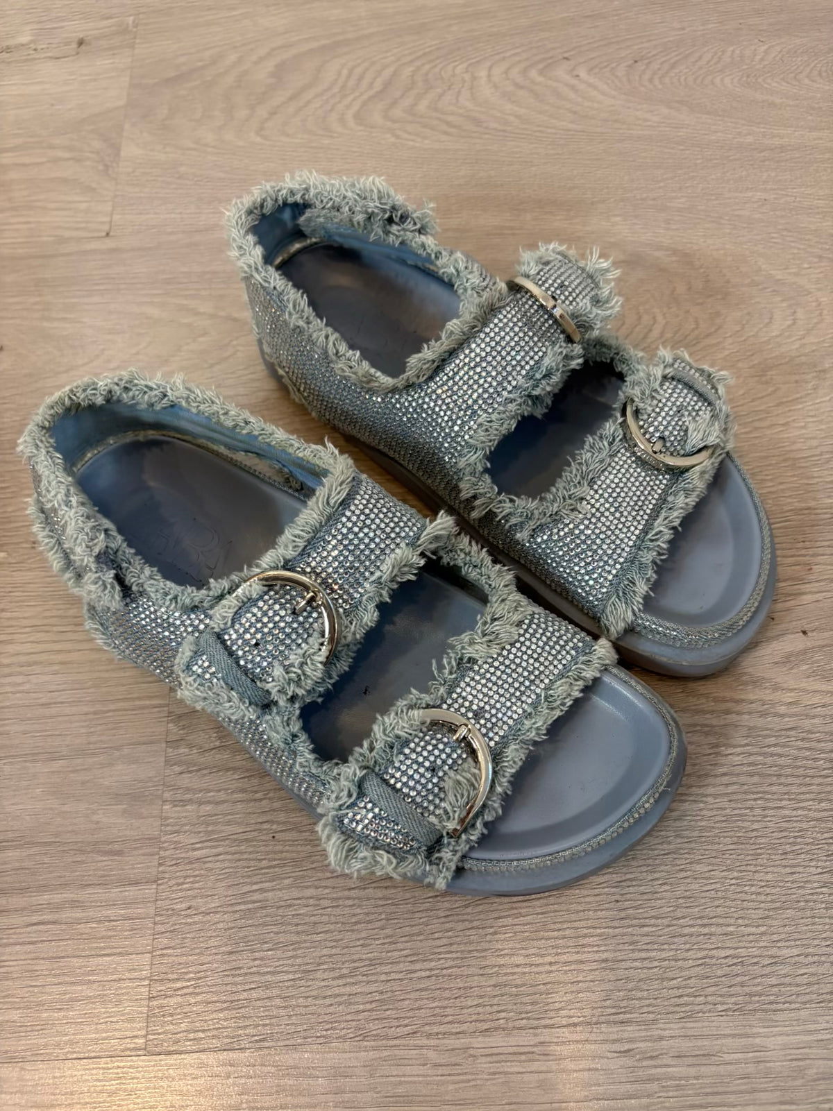 ZARA. Sandalia plana tejido brillos. T 38