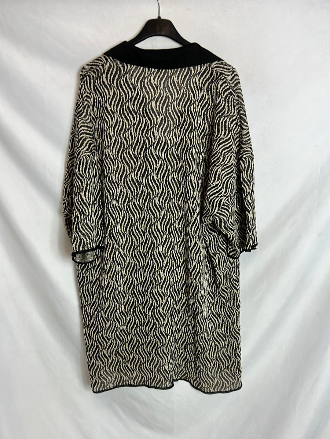 MANGO. Total look Chaqueta y pantalón fluidos hilos brillo. TXL