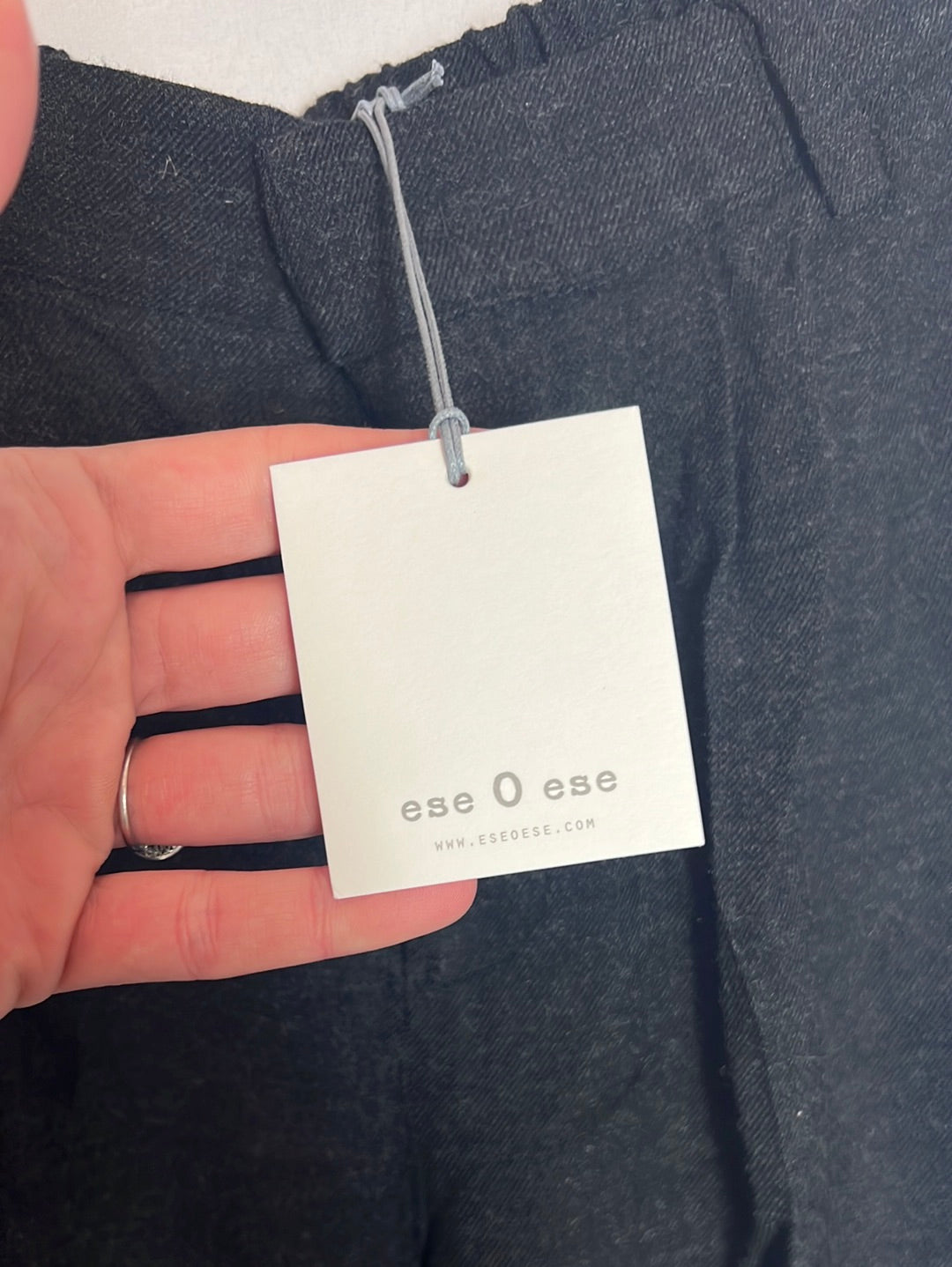 ESE O ESE. Pantalón fluido gris antracita. T 38