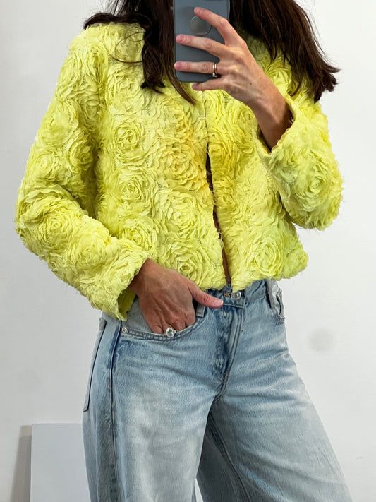 ZARA. Chaqueta cropped flores relieve