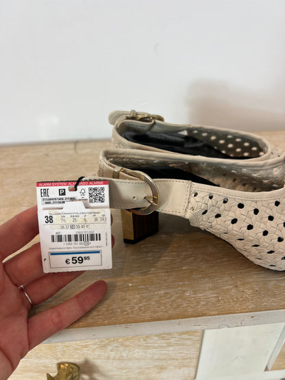 ZARA. Die-cut shoe with heel detail. Size 38