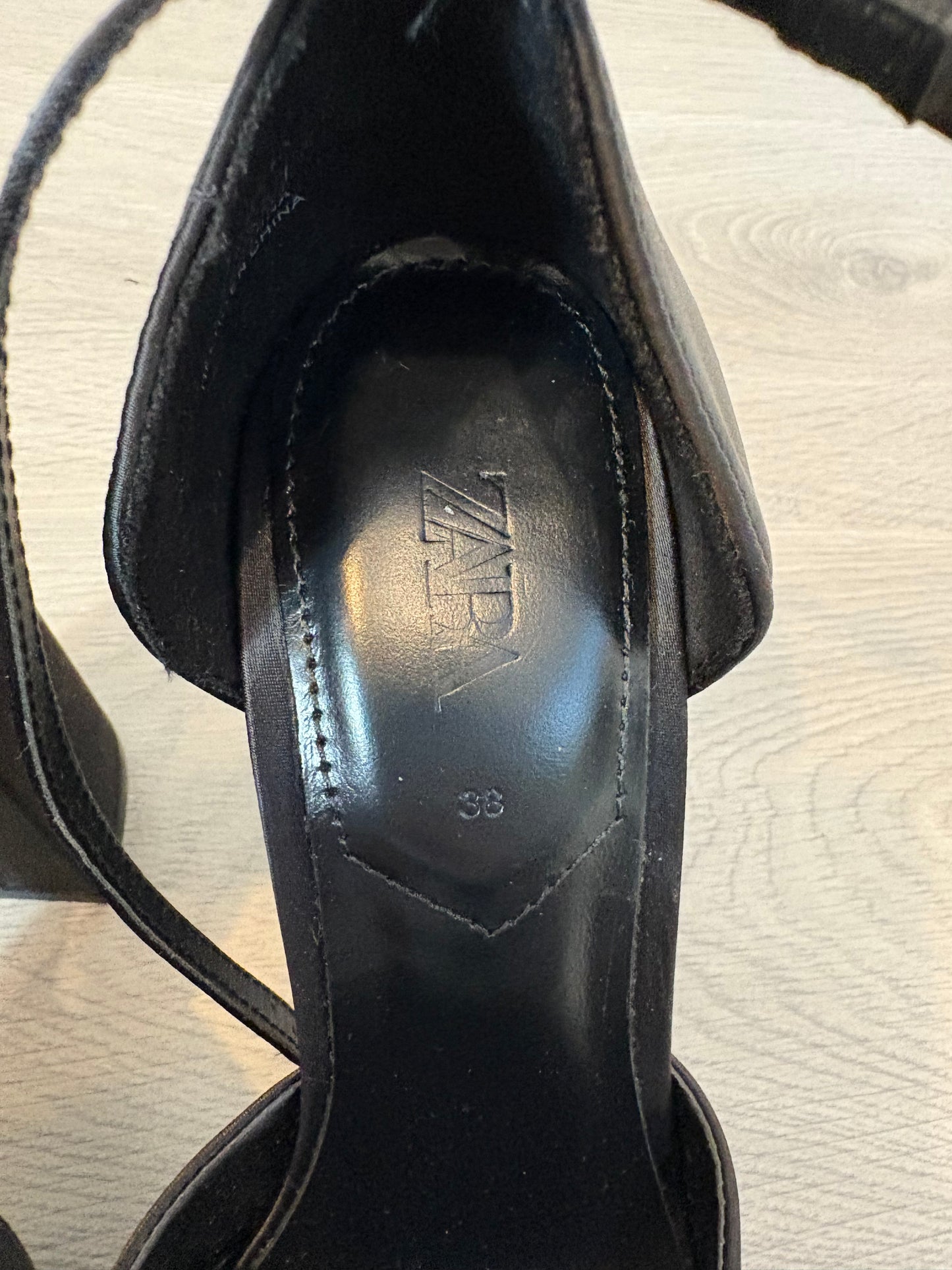 ZARA. Zapato negro plataforma. T 38