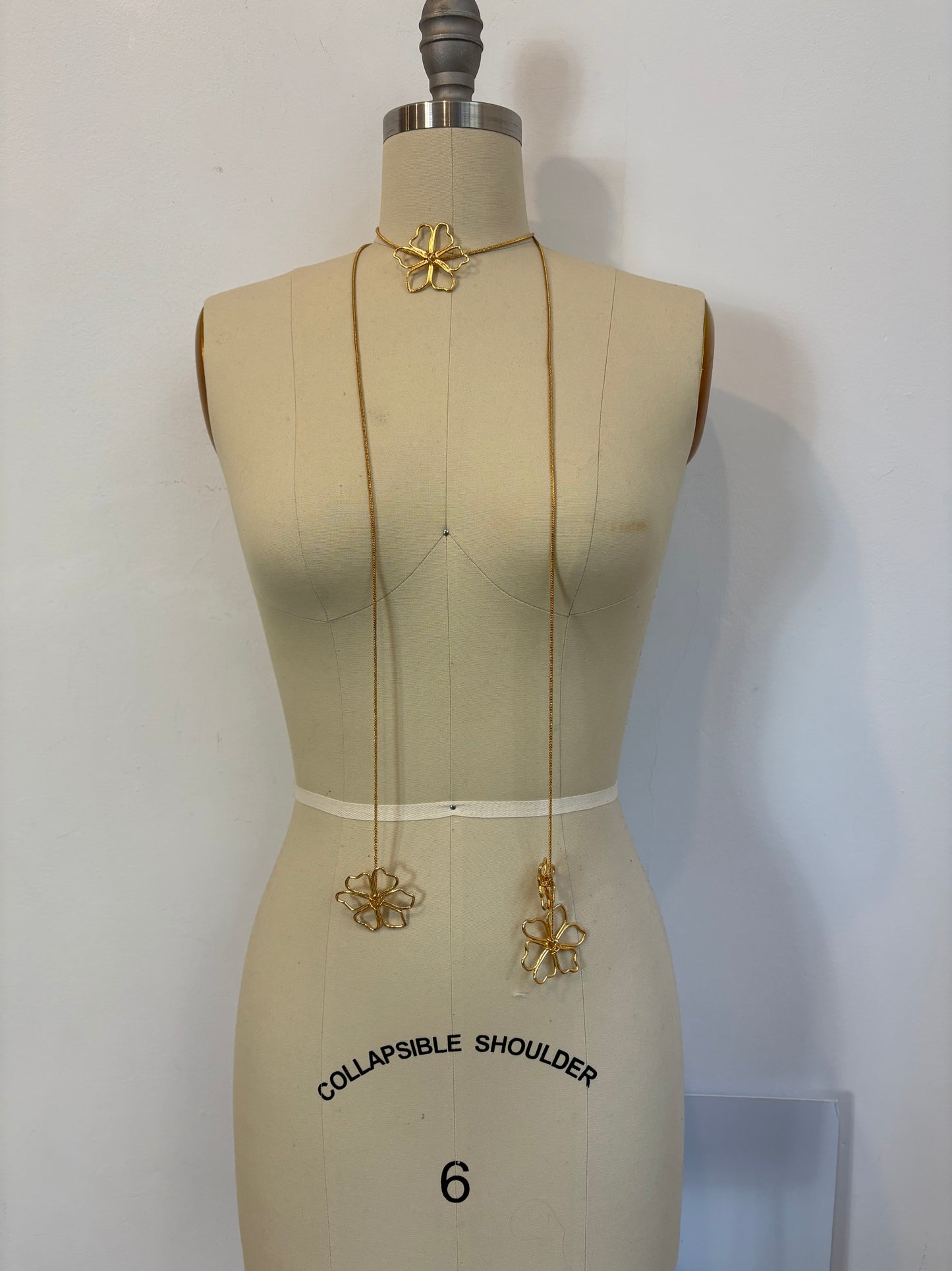 ZARA. Collar dorado flores multi posición