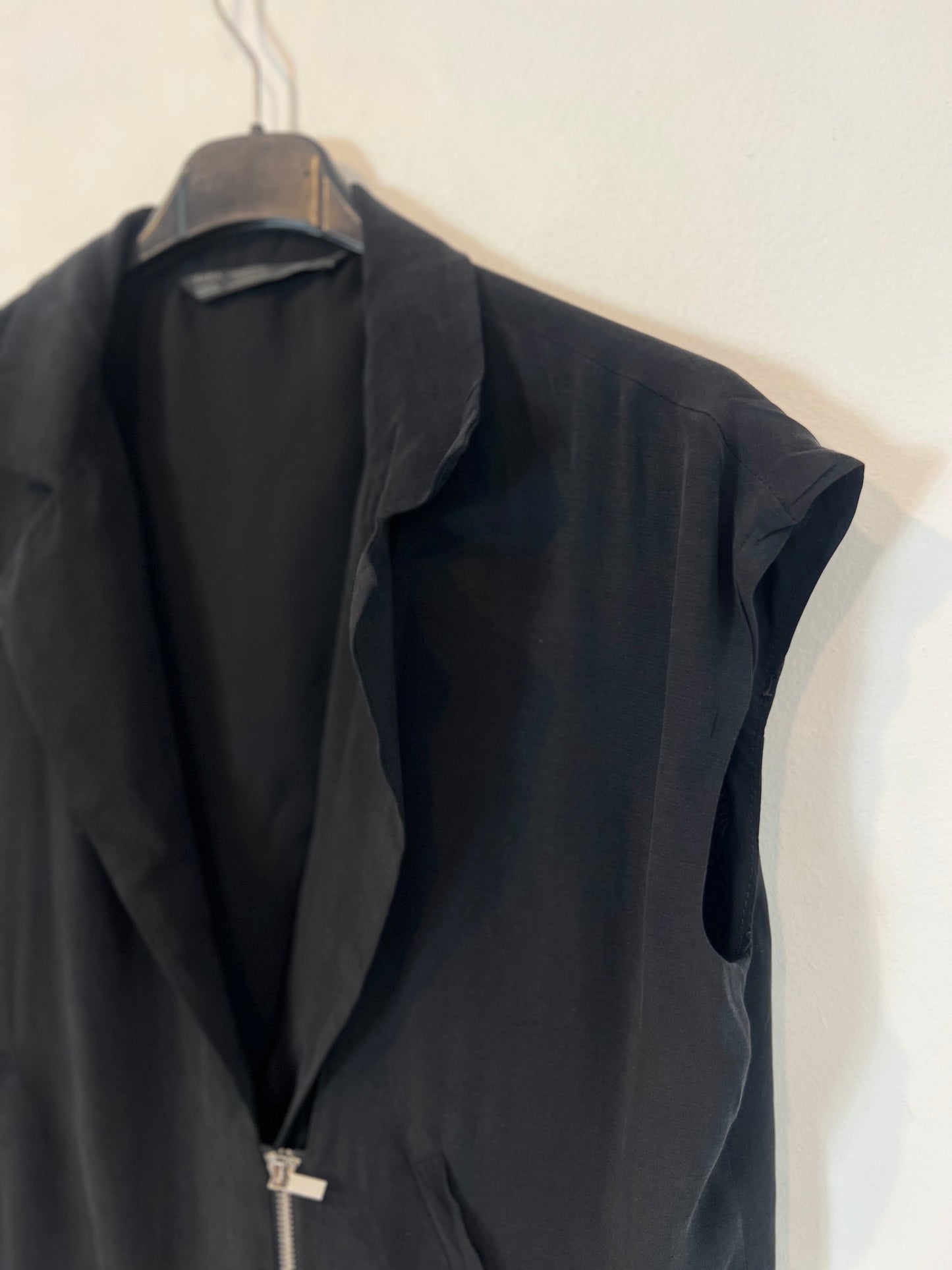 ZARA. Chaleco negro fluido T.m