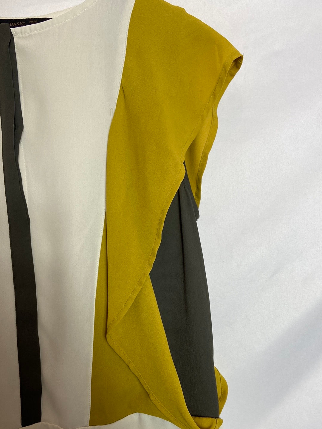 ZARA. Blusa blanca detalles en verde. T.xs