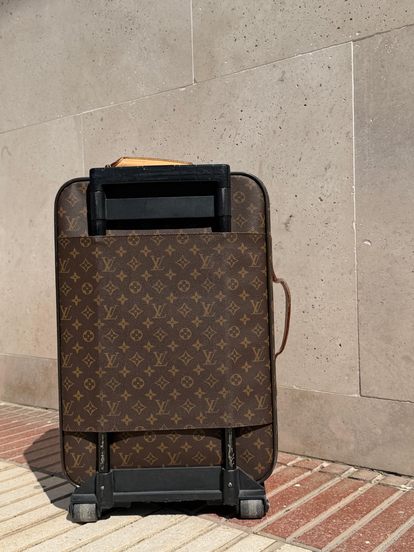 LOUIS VUITTON. Maleta viaje vintage