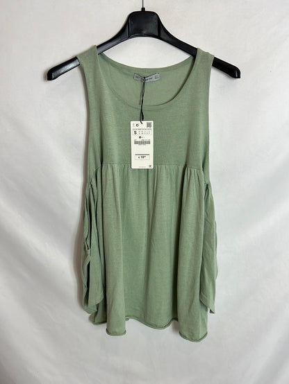 ZARA. Green knit top with asymmetrical sleeves. TS