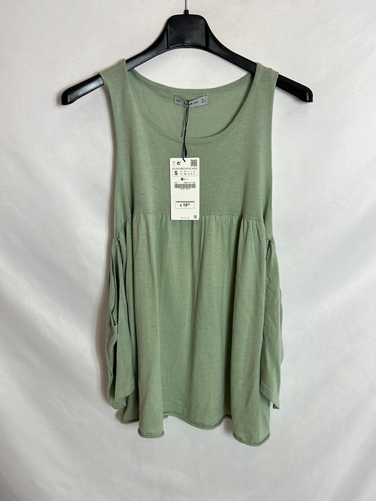 ZARA. Green knit top with asymmetrical sleeves. TS