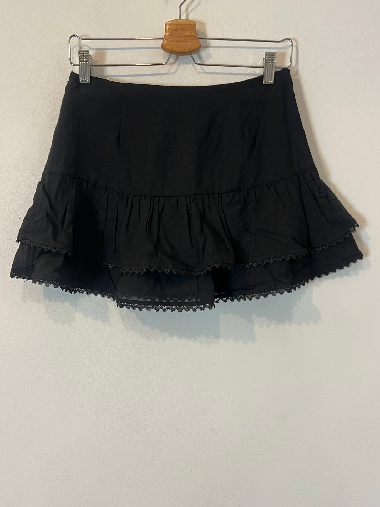 ZARA. Falda corta negra volantes T.s