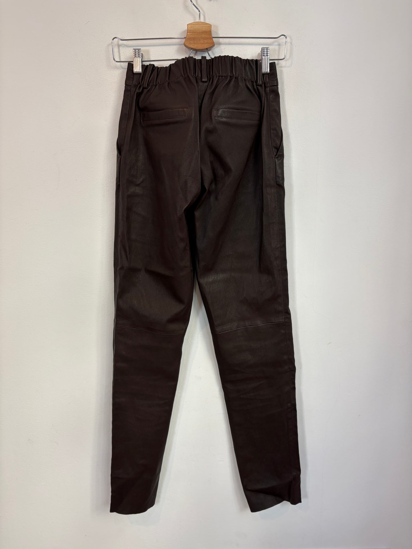 MON & PAU. Pantalón piel en marrón