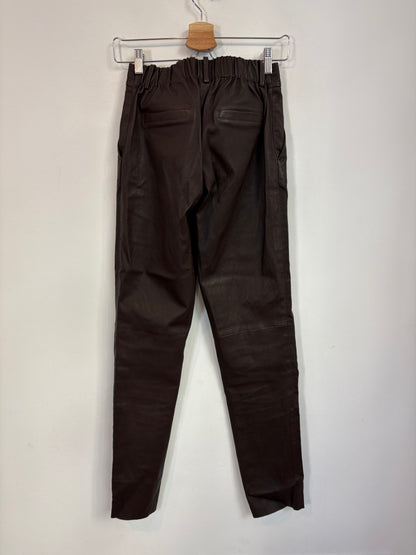 MON & PAU. Pantalón piel en marrón