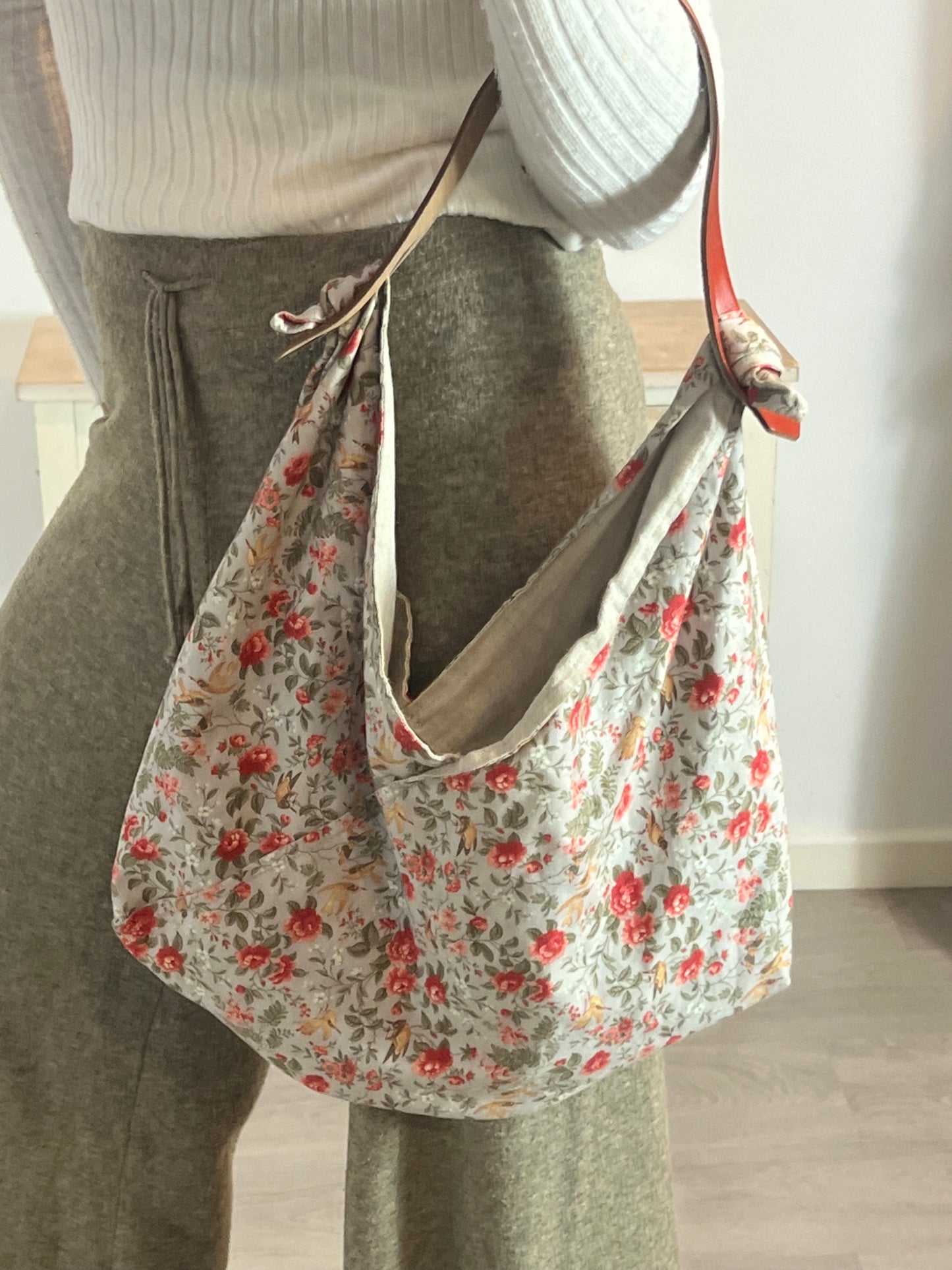MIYAKO. Floral bag with leather handle