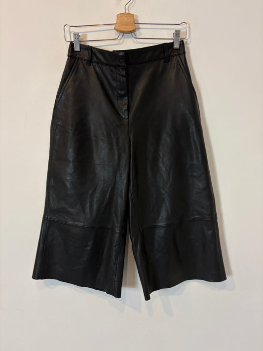 MASSIMO DUTTI. Pantalón cropped piel