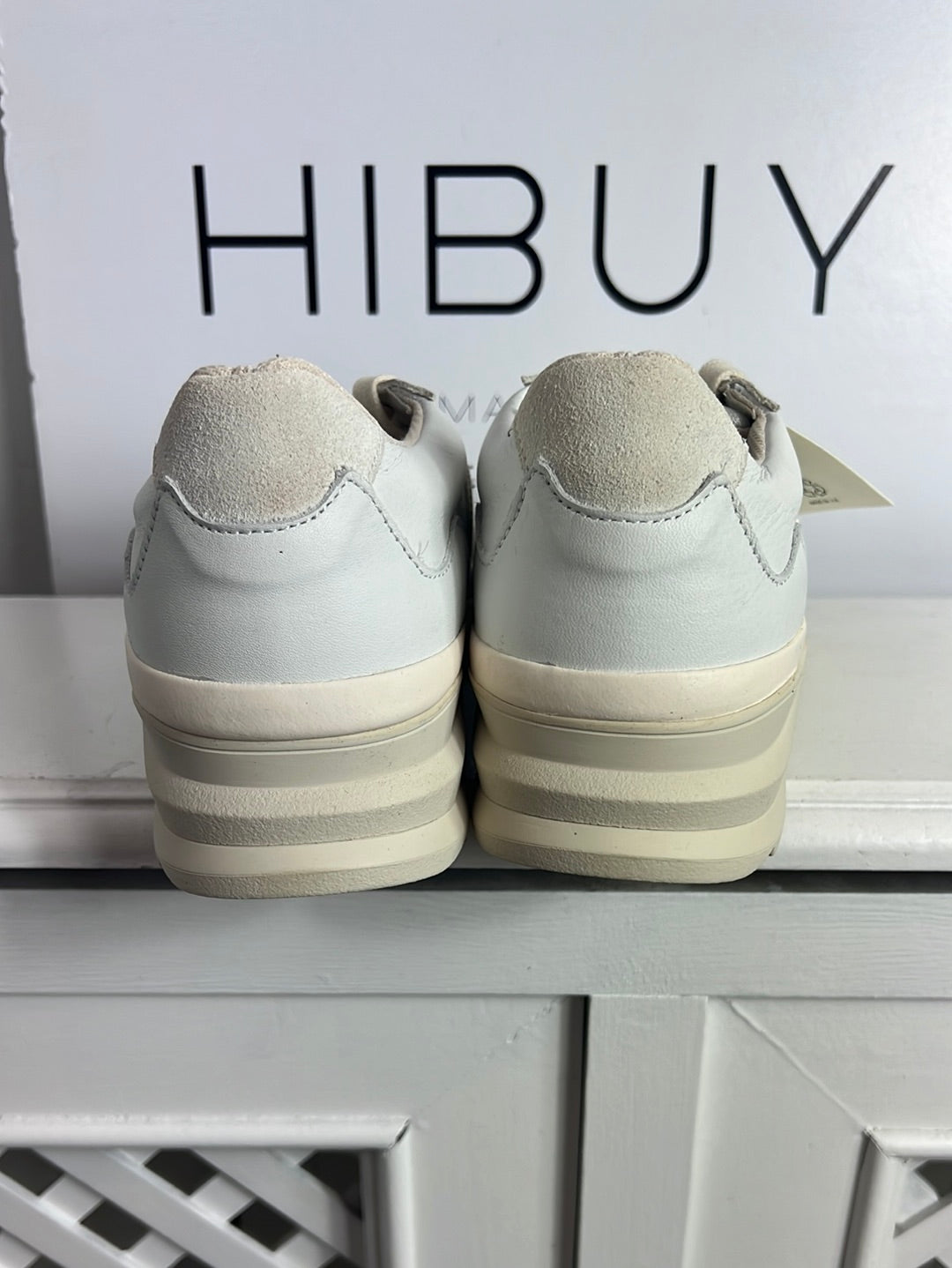 ARO. Zapatillas cordones beiges y blanco. T 38