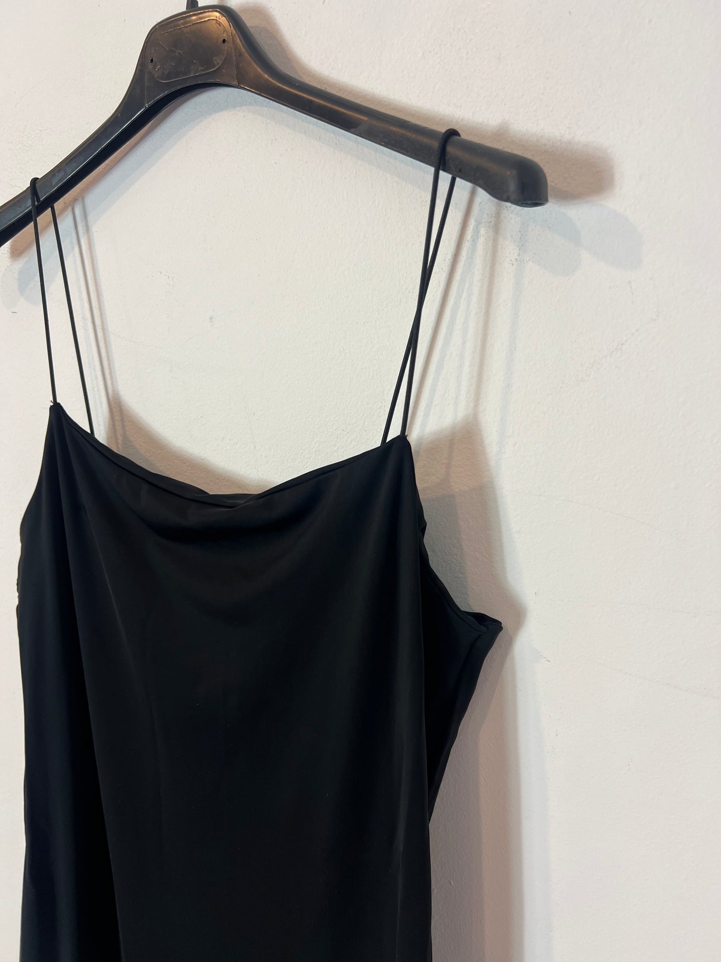 ZARA. Vestido midi negro elástico. T L